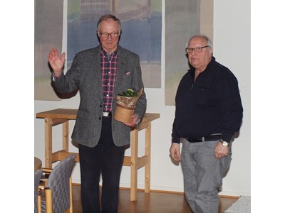 På bilden ses Ewert efter avslutat föredrag med den blomma han fick mottaga av Alf Ståhl